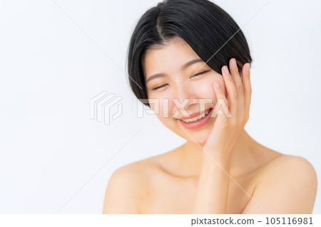 一名年輕女子正在做皮膚護理 105116981