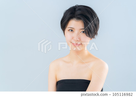 一名年輕女子正在做皮膚護理 105116982