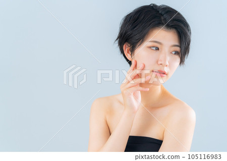 一名年輕女子正在做皮膚護理 105116983