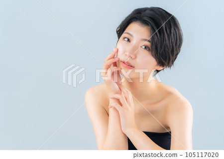 一名年輕女子正在做皮膚護理 105117020