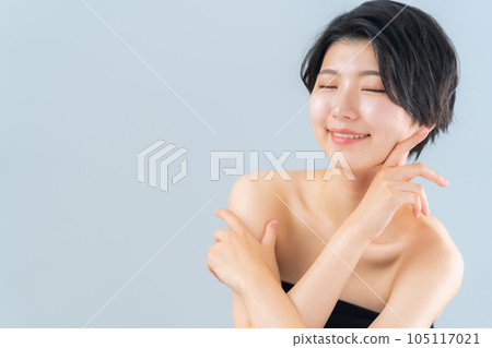 一名年輕女子正在做皮膚護理 105117021
