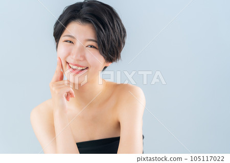 一名年輕女子正在做皮膚護理 105117022