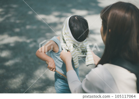 getting dressed, child, whelp 105117064