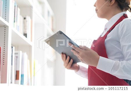 woman working in a bookstore 105117215