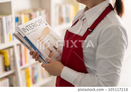 在書店工作的女人 105117218