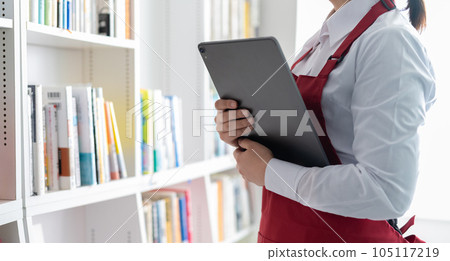 在書店工作的女人 105117219