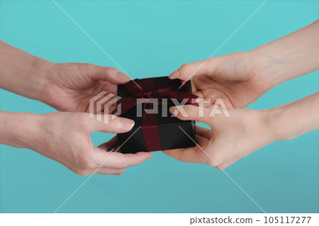 婦女手拿禮物送手禮品 105117277