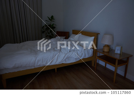 Bed in the bedroom 105117860