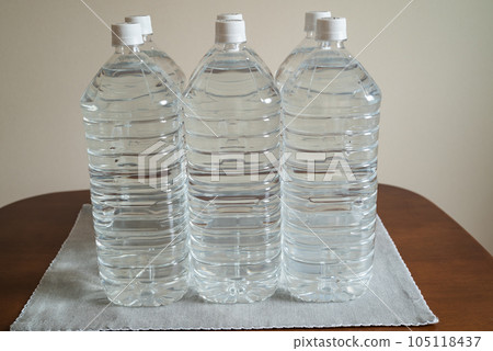 Water (2 liters x 6 bottles) that is indispensable in the event of a disaster Water (2 liters x 6 bottles) that is indispensable in the event of a disaster 105118437