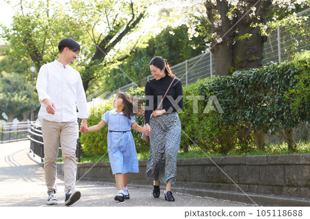 一家三口手牽手笑著走 105118688