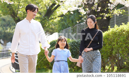 小女孩和父母手牽手散步 105118691