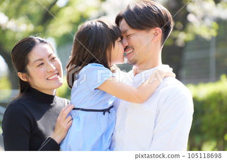 family playing face to face 105118698