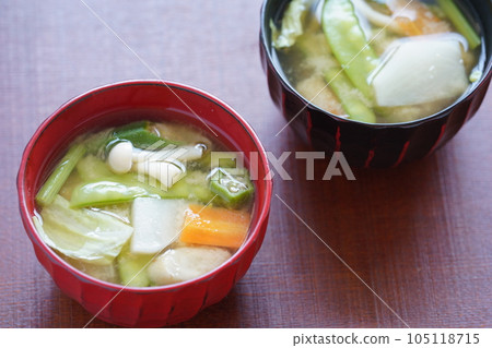 含有大量蔬菜的味噌湯 含有大量蔬菜的味噌湯 105118715