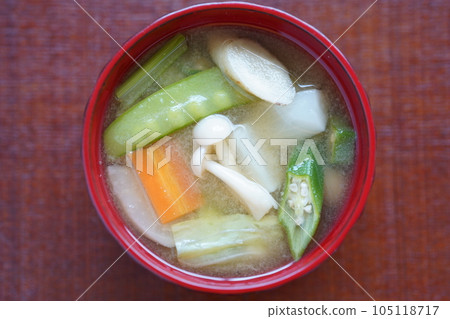 含有大量蔬菜的味噌湯 含有大量蔬菜的味噌湯 105118717