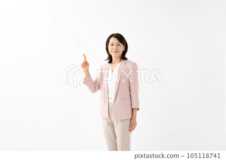 商務高級女性指著 105118741