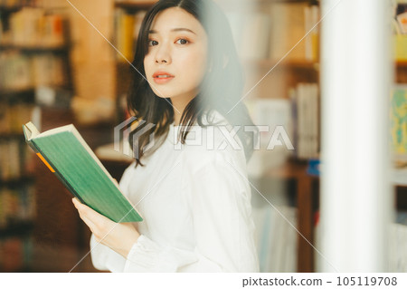 書店裡的年輕女子 105119708