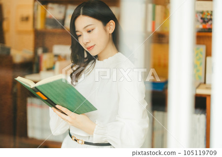 書店裡的年輕女子 105119709