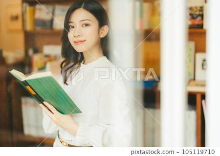 書店裡的年輕女子 105119710