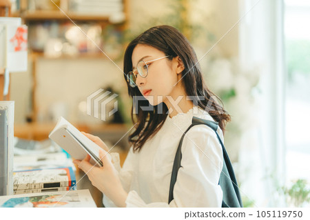 書店裡的年輕女子 105119750