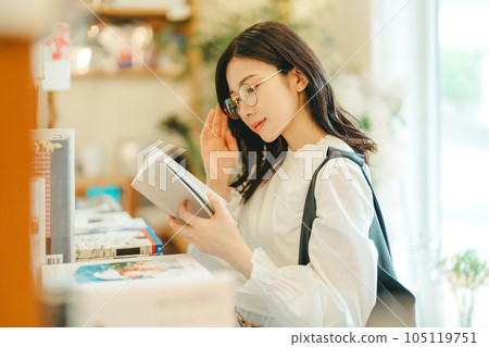 書店裡的年輕女子 105119751