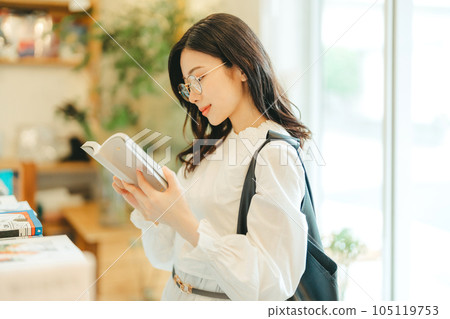 書店裡的年輕女子 105119753