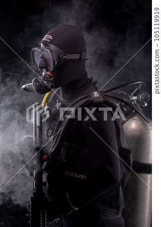 police officer with weapons 105119919