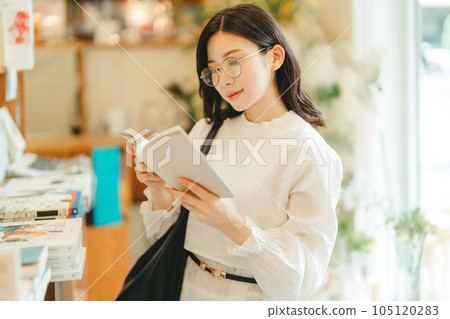 書店裡的年輕女子 105120283