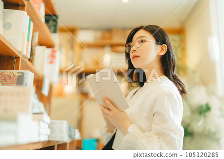 書店裡的年輕女子 105120285