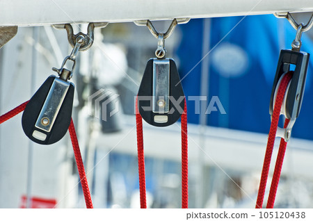 Sailing pulleys 105120438