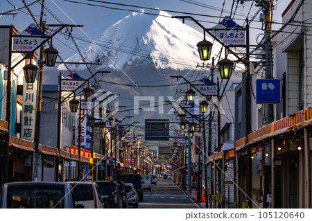 《山梨縣》眺望富士山的商店街富士吉田 105120640