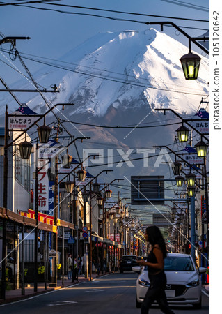 《Yamanashi Prefecture》Fujiyoshida, a shopping street with a view of Mt. Fuji 105120642