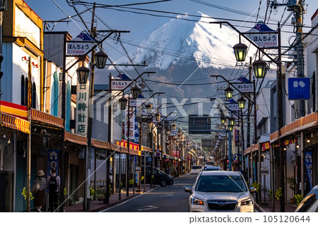 《Yamanashi Prefecture》Fujiyoshida, a shopping street with a view of Mt. Fuji 105120644