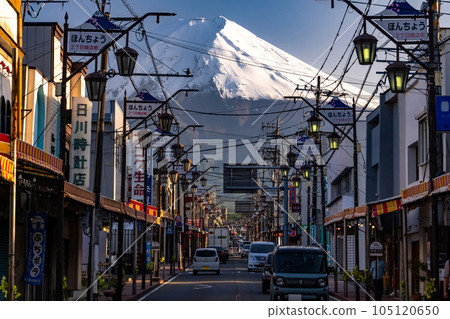《山梨縣》眺望富士山的商店街富士吉田 105120650