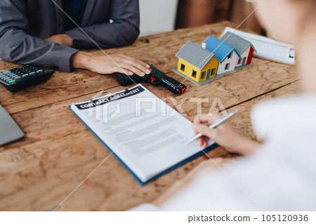 Real estate company to buy houses and land are delivering keys and houses to customers after agreeing to make a home  105120936