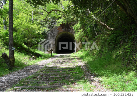 初夏的舊福知山線 利用停運線路的徒步旅行路線 峽谷和隧道 初夏的舊福知山線 利用停運線路的徒步旅行路線 峽谷和隧道 105121422