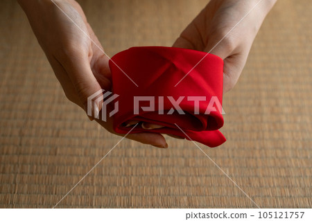 Tea ceremony (woman folding fukusa) 105121757