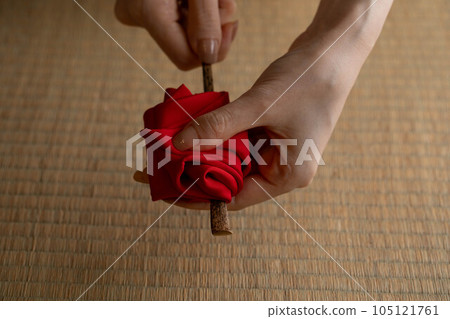 Tea ceremony (a woman wiping a teaspoon with a fukusa) 105121761