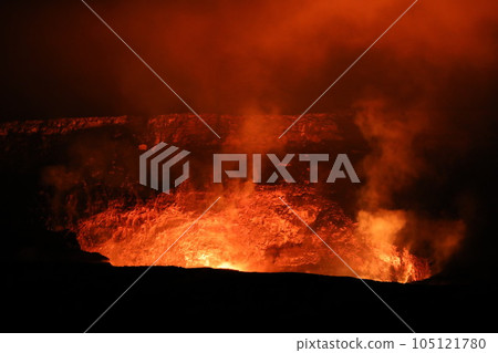 Halemaumau 火山口在晚上,基拉韋厄火山,夏威夷火山國家公園 Halemaumau 火山口在晚上,基拉韋厄火山,夏威夷火山國家公園 105121780