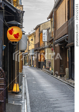 Kyoto's Pontocho where you can feel the atmosphere 105122181