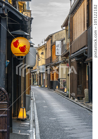 Kyoto's Pontocho where you can feel the atmosphere 105122182
