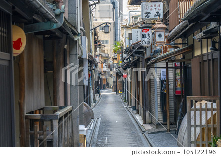 Kyoto's Pontocho where you can feel the atmosphere 105122196