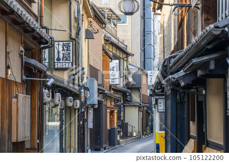 Kyoto's Pontocho where you can feel the atmosphere 105122200