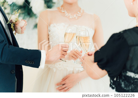新娘和新郎及其家人、朋友和親戚在婚宴上交談 新娘和新郎及其家人、朋友和親戚在婚宴上交談 105122226