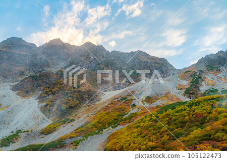 [Kinshu] Karasawa Cirque in the fall foliage season wrapped in fog [Nagano Prefecture] 105122473