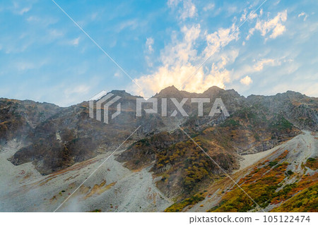 [Kinshu] Karasawa Cirque in the fall foliage season wrapped in fog [Nagano Prefecture] 105122474