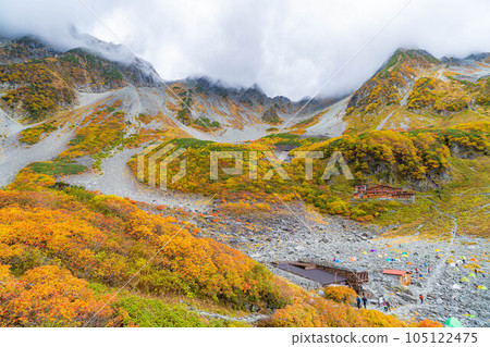 [Kinshu] Karasawa Cirque in the fall foliage season wrapped in fog [Nagano Prefecture] 105122475