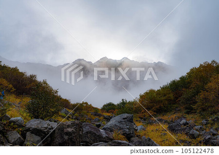 [Kinshu] Karasawa Cirque in the fall foliage season wrapped in fog [Nagano Prefecture] 105122478