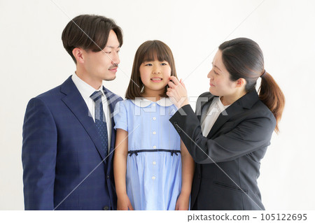 穿著西裝的父母看著緊張的小女兒 105122695