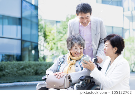 A senior woman enjoying a trip with her family Photography cooperation "LINK FOREST" 105122762