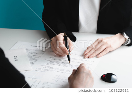 一位女士解釋合同 105122911